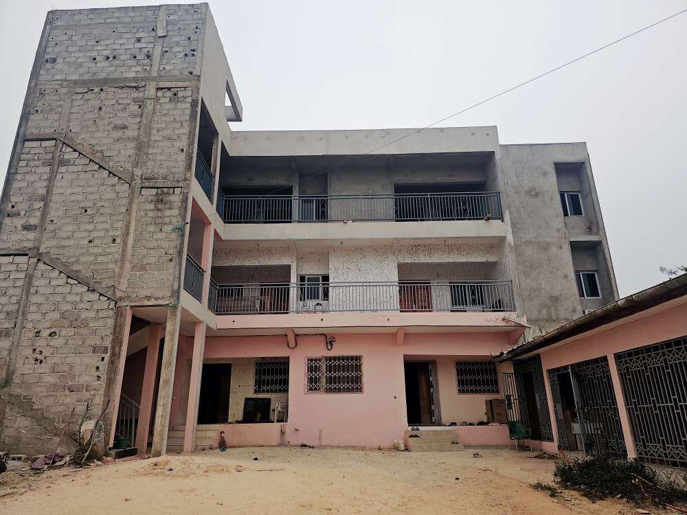Immeuble résidentiel du lotissement, façade complète