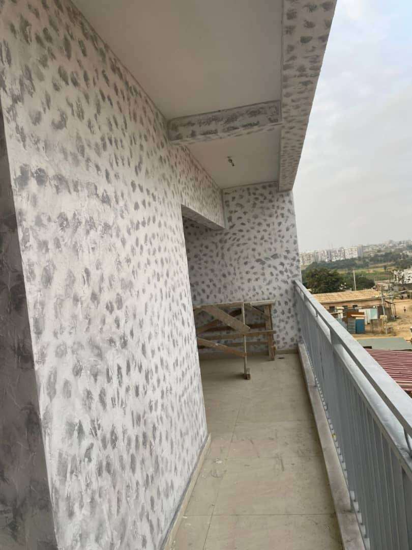 Finition murale décorative en cours de réalisation