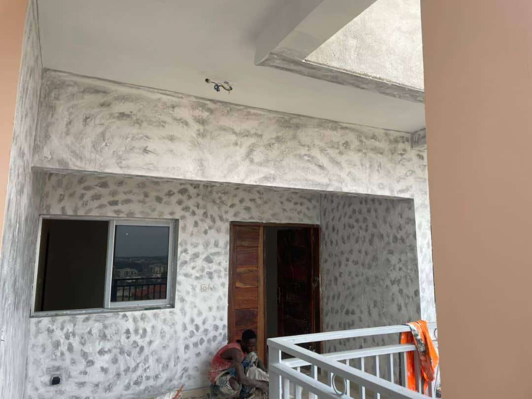 Finition décorative avec ouvrier sur chantier